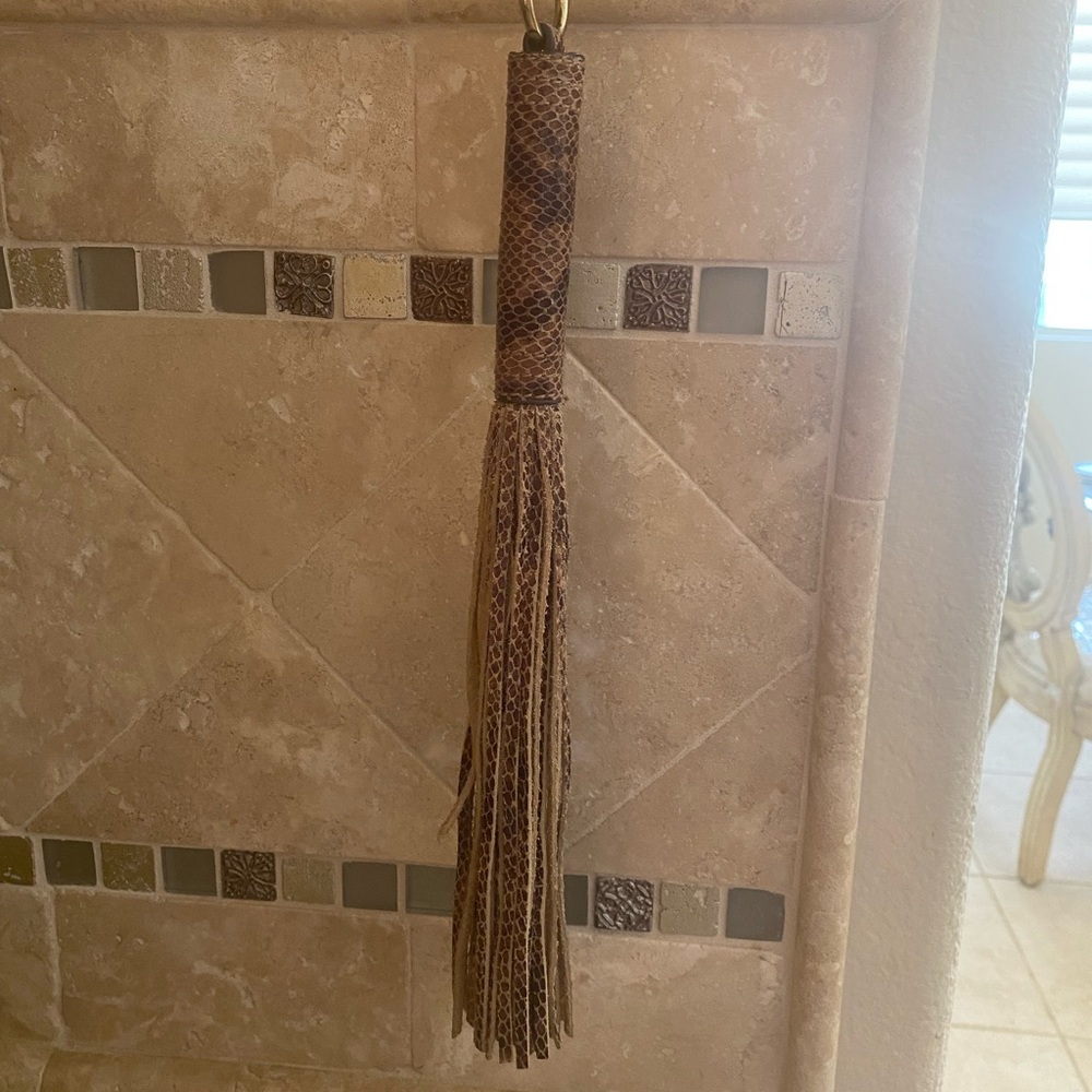 EUC GILI SNAKE EMBOSSED GENUINE LEATHER LARGE TASSEL - Picture 2 of 7